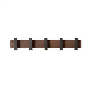 Minimalist knagerække med fire kroge på en mørk rektangulær bagplade, designet til flere genstande.